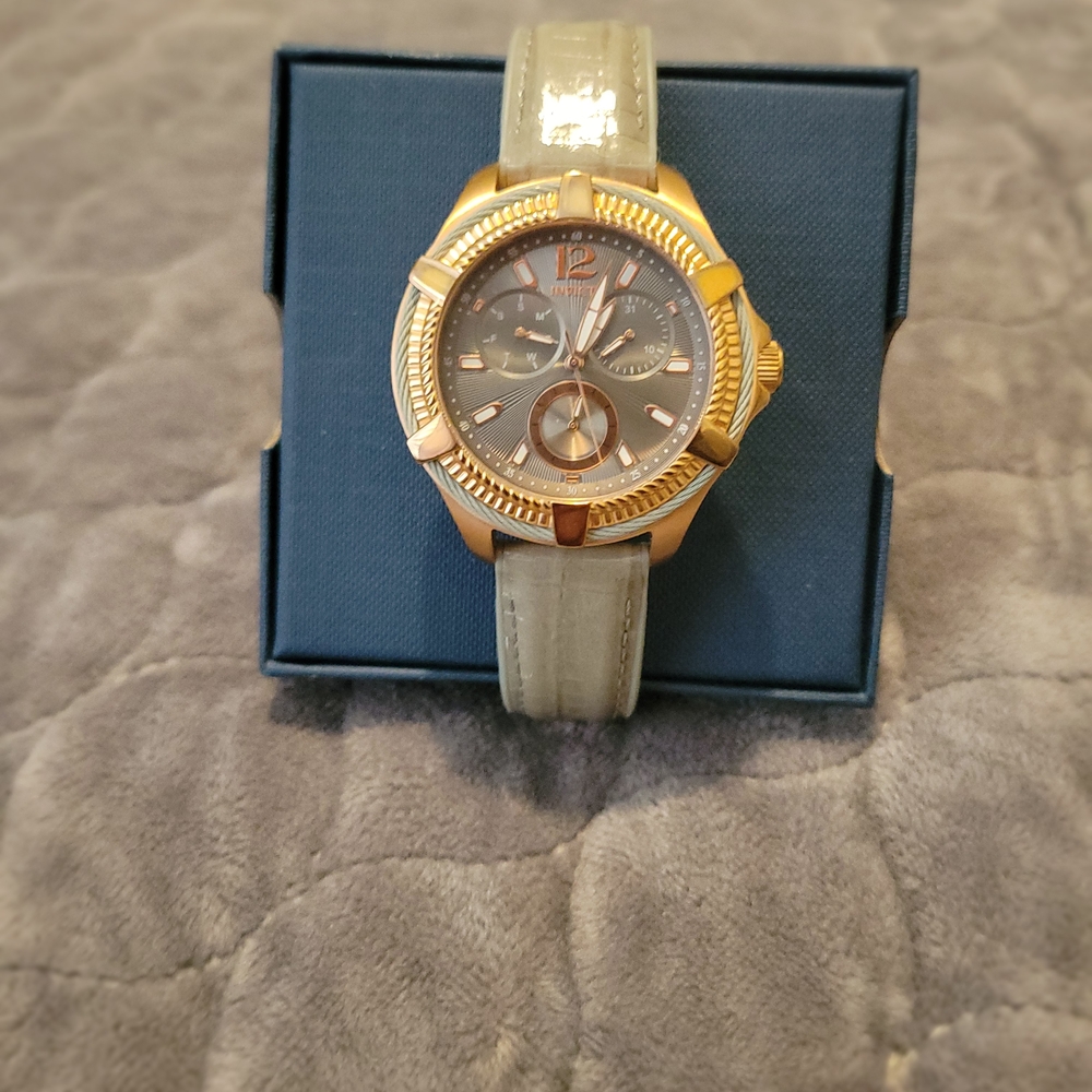Invicta Bolt 30881 Gray & Gold Quartz Watch Needs Battery